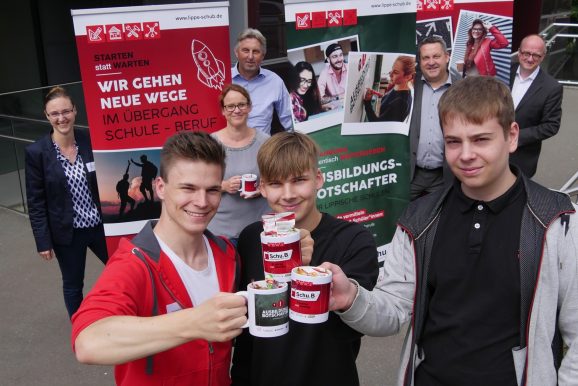 Die Botschaft kommt an: Landrat Dr. Lehmann zeichnet 21 Ausbildungsbotschafter aus